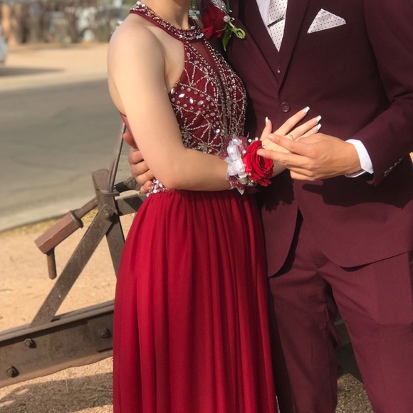 BEAUTIFUL MAROON PROM DRESS - Picture 3 of 8